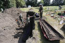 مقبرة جماعية بأوكرانيا