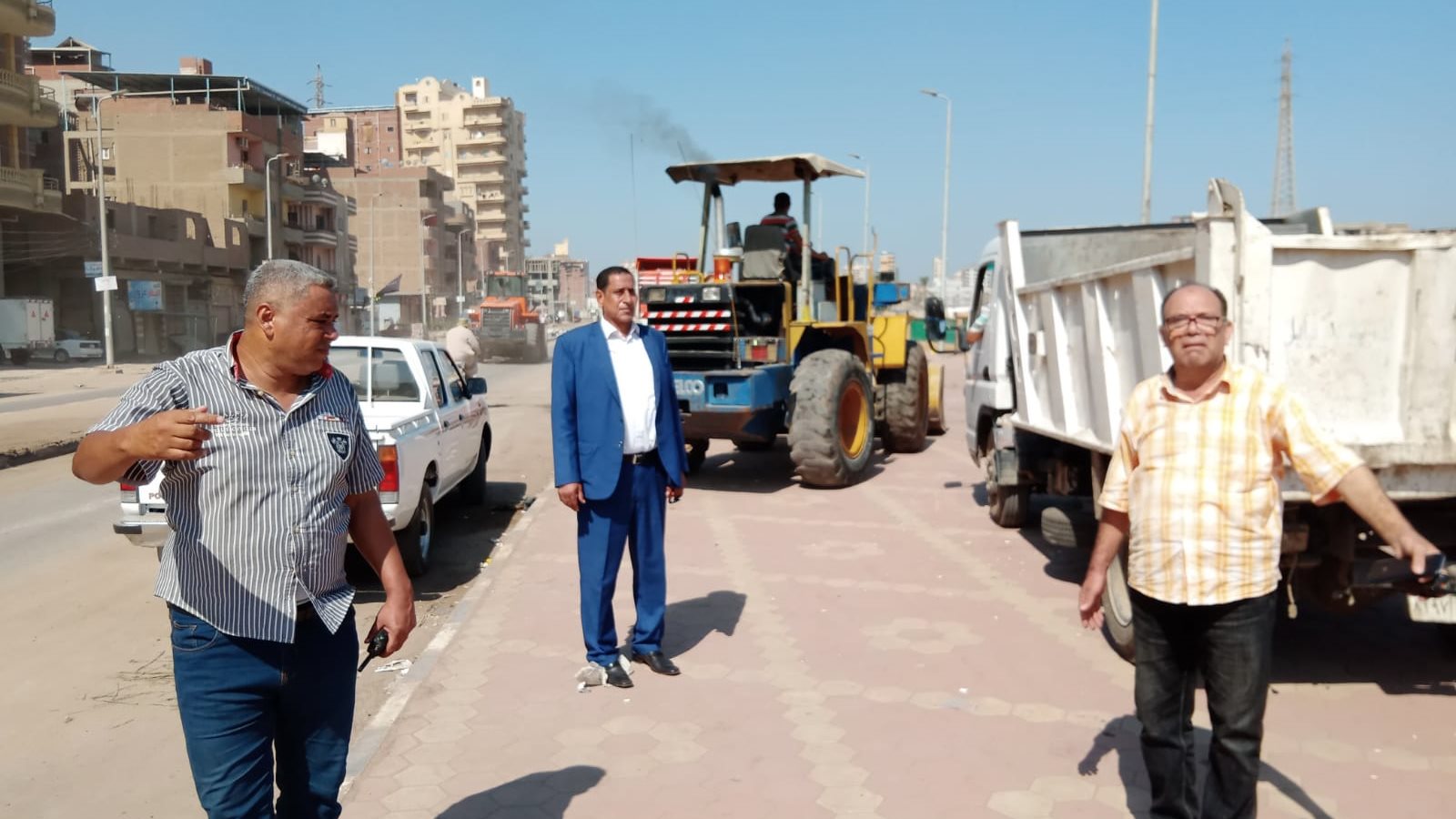 بالصور :رئيس المحلة يقود حملة نظافة مكبرة لرفع تلال القمامة  بالصور :رئيس المحلة يقود حملة نظافة مكبرة لرفع تلال القمامة