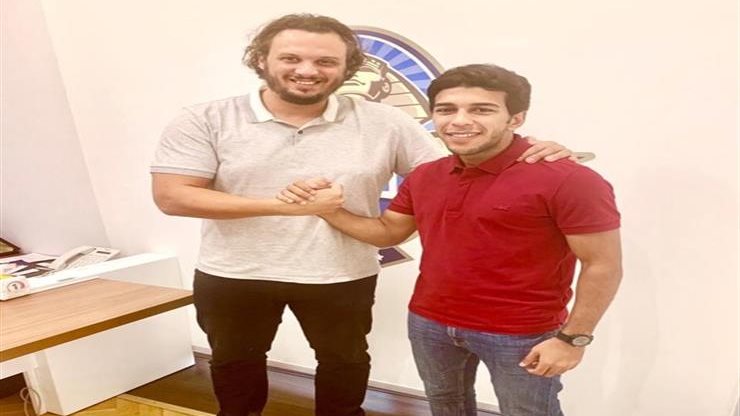 احمد حمودي اثناء توقيعه لبيراميدز فى عام 2019