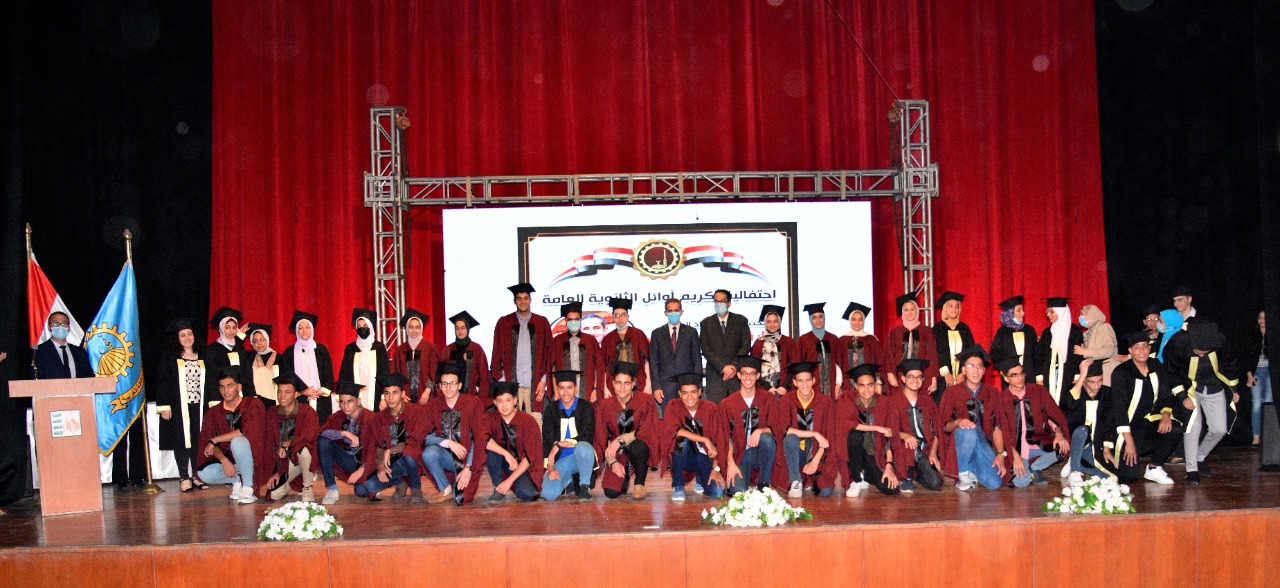 محافظ الغربية يكرم أوائل الثانوية العامة 