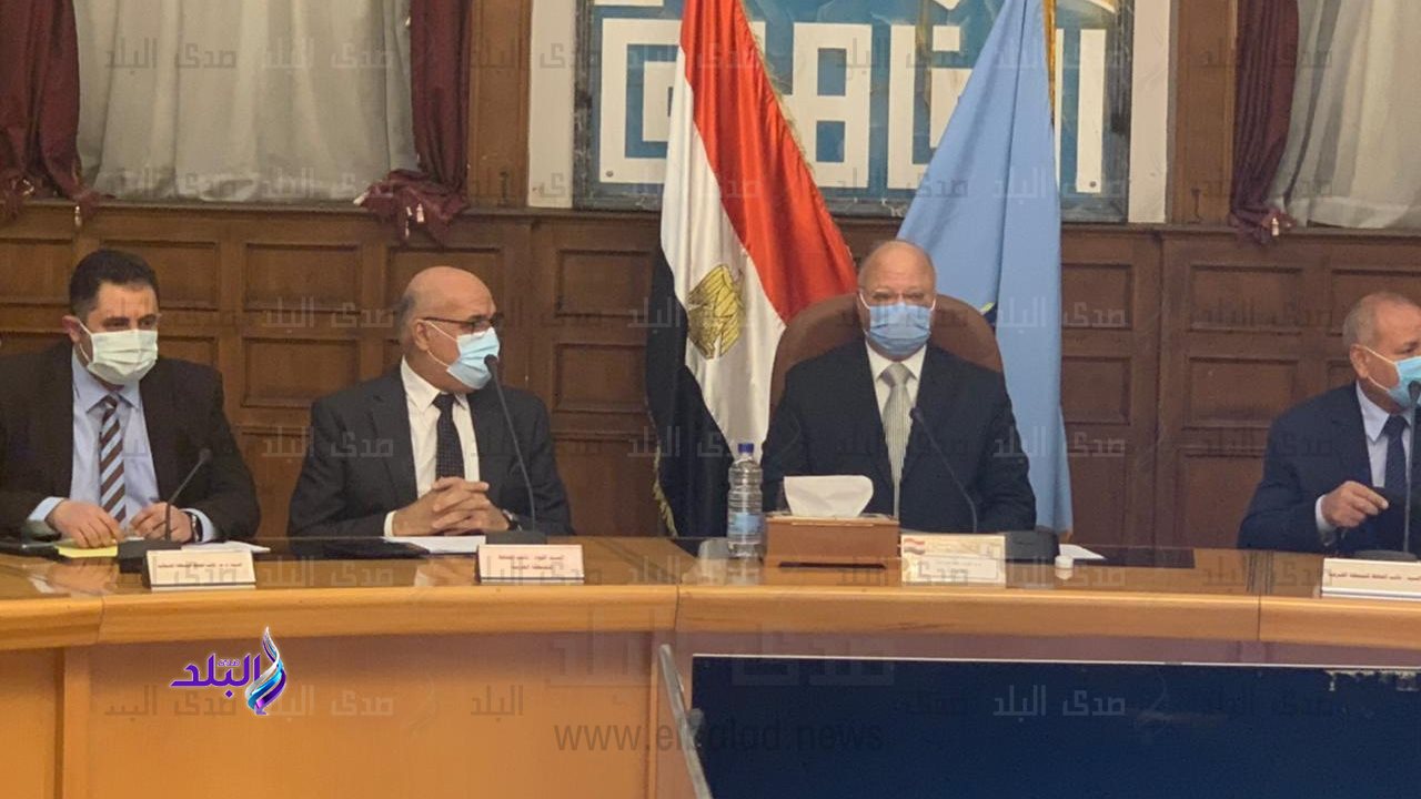 محافظ القاهرة خلال الاجتماع