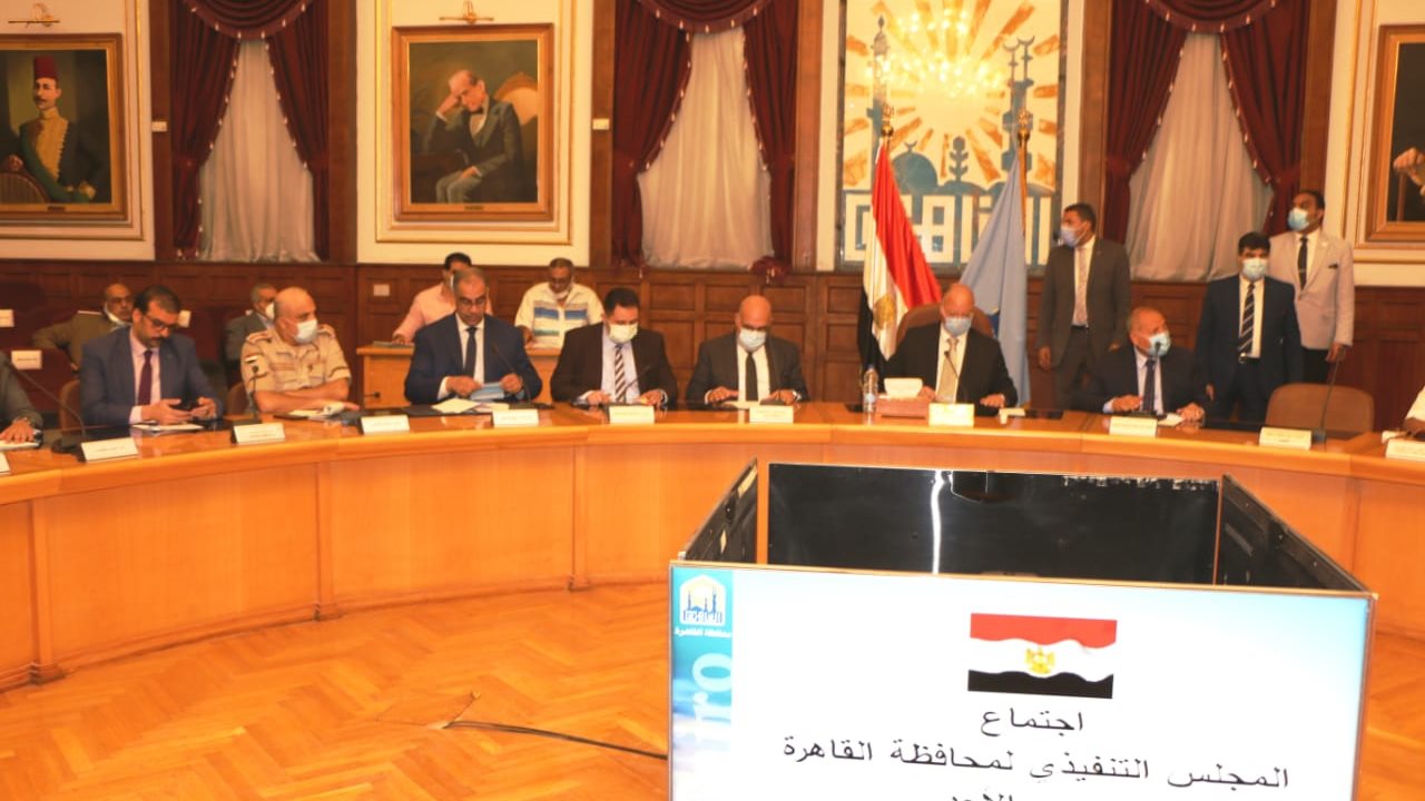 محافظ القاهرة خلال الاجتماع