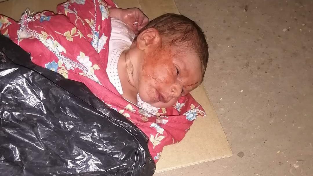 العثور علي طفل رضيع ملقي داخل صناديق القمامة بقطور