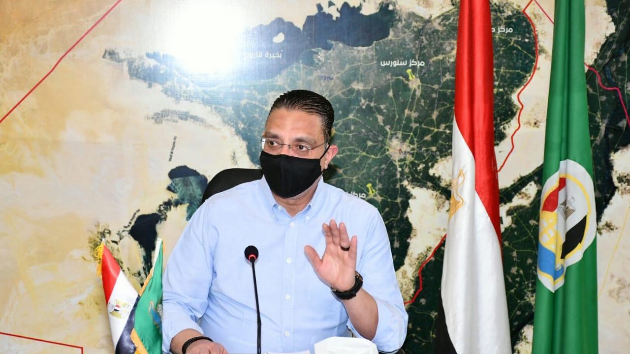 الدكتور أحمد الانصارى محافظ الفيوم أثناء اللقاء