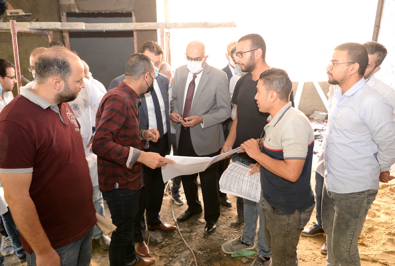 رئيس جامعة المنصورة يتفقد تجهيزات مبنى زراعة الكبد