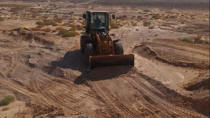 عمل السواتر الترابية لحماية المنشآت من السيول