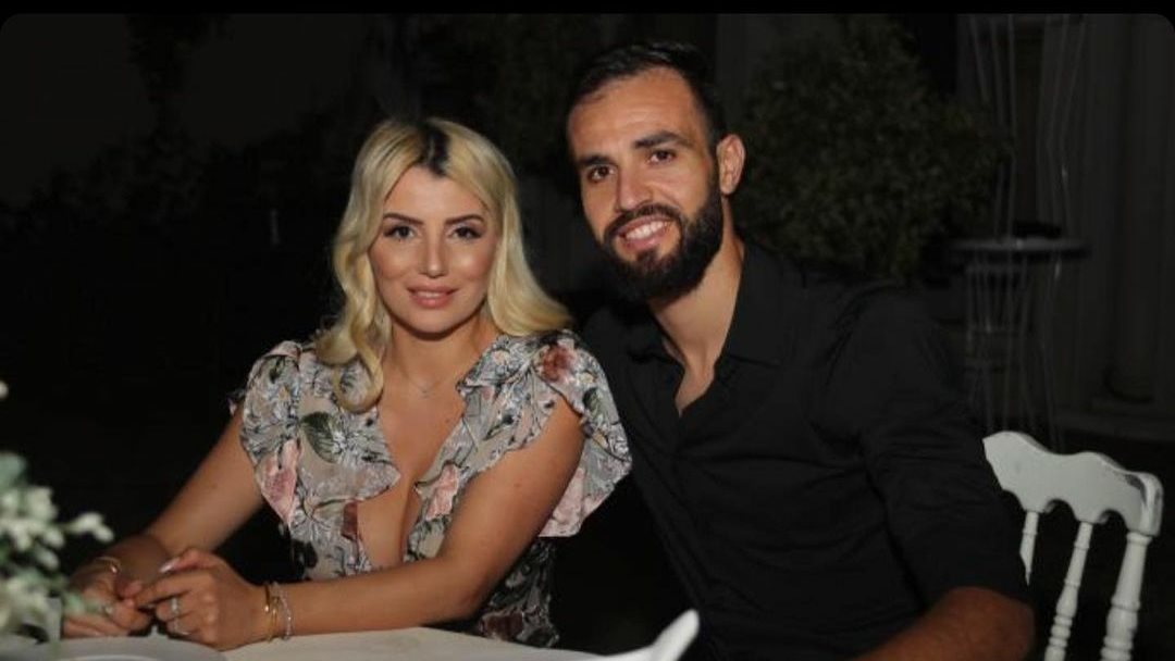 حمدى النقاز وزوجته 