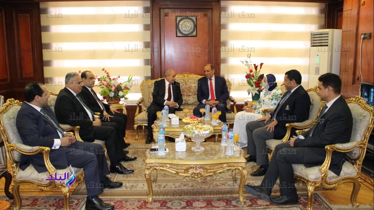  المستشار عزت أبو زيد خلال استقباله وفد من نادي القضاة