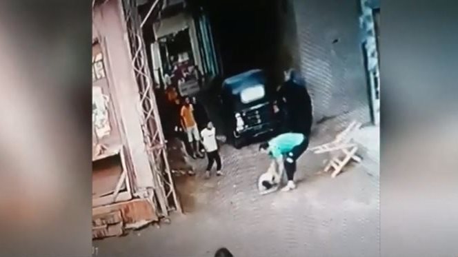 شاب ينقذ طفل من الصاعق الكهربائى