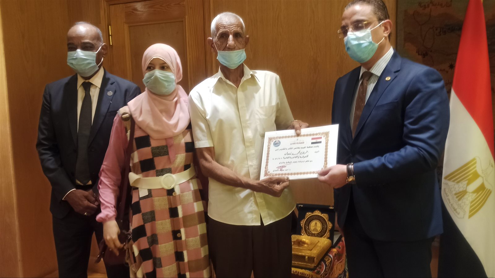 محافظ الفيوم يكرم عم قرنى الحاصل على الثانوية العامة 