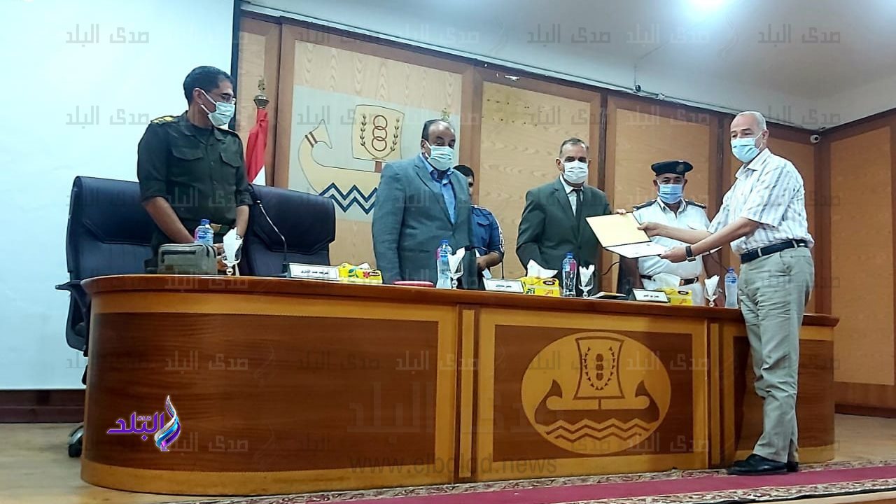 محافظ كفر الشيخ يكرم وكيل وزارة الشباب