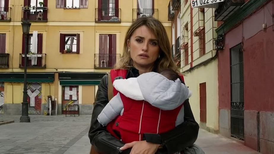 بينيلوبي كروز في مشهد من فيلم  Parallel Mothers