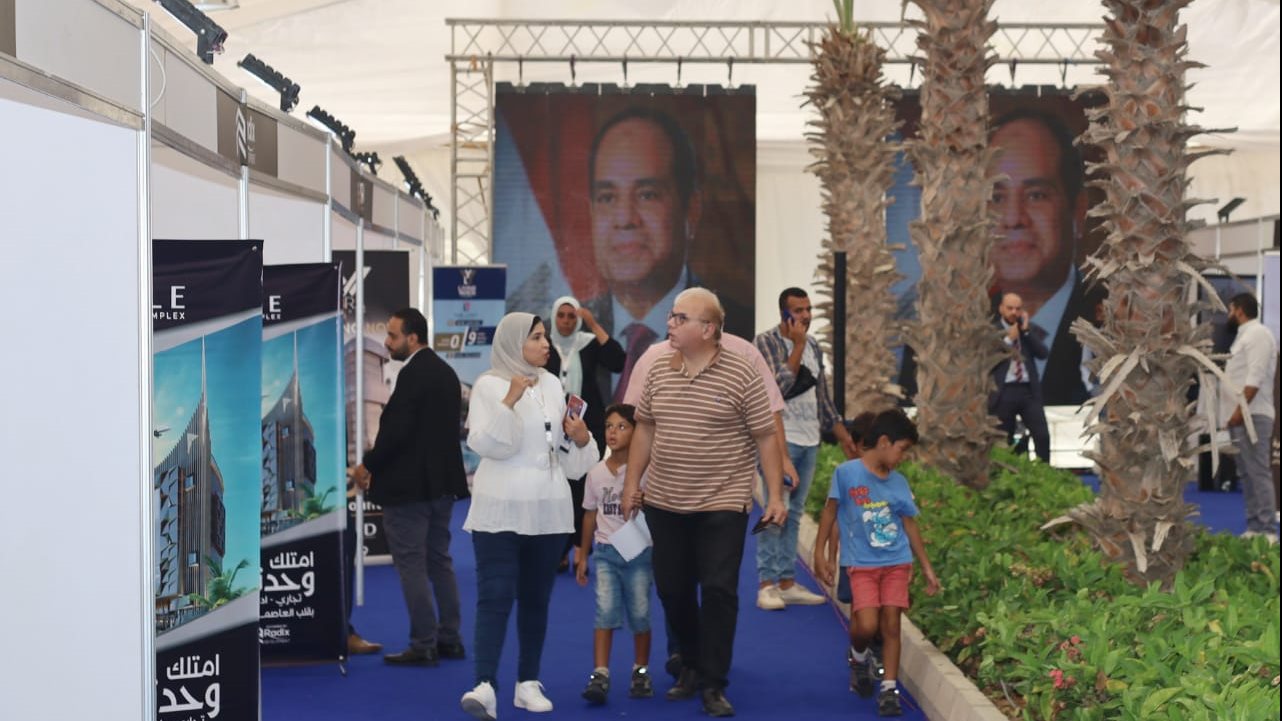 صور الرئيس السيسي تزين معرض العاصمة الإدارية الجديدة