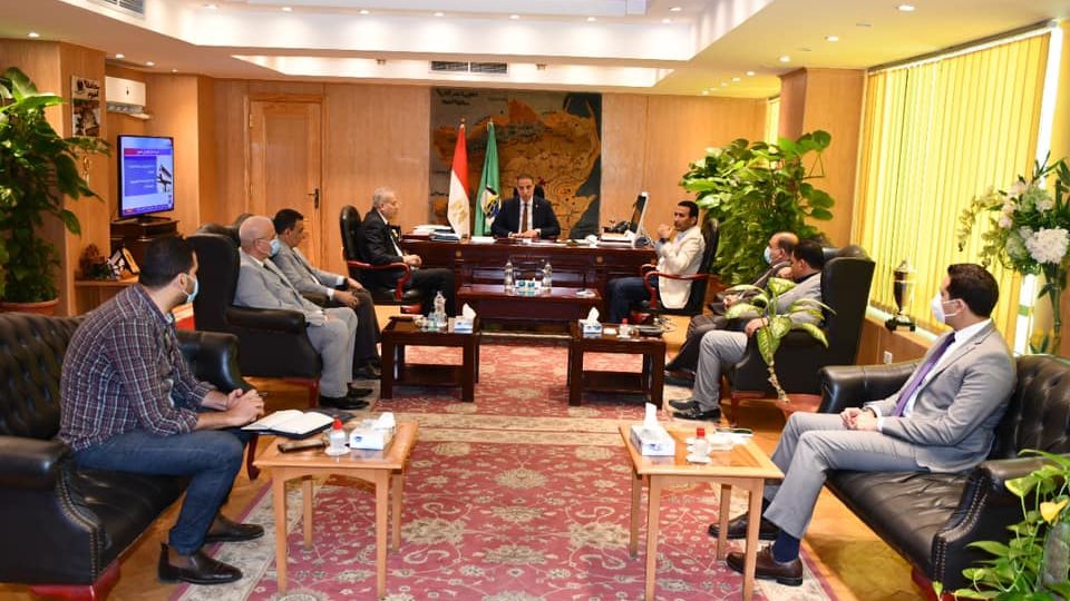 محافظ الفيوم أثناء الاجتماع 