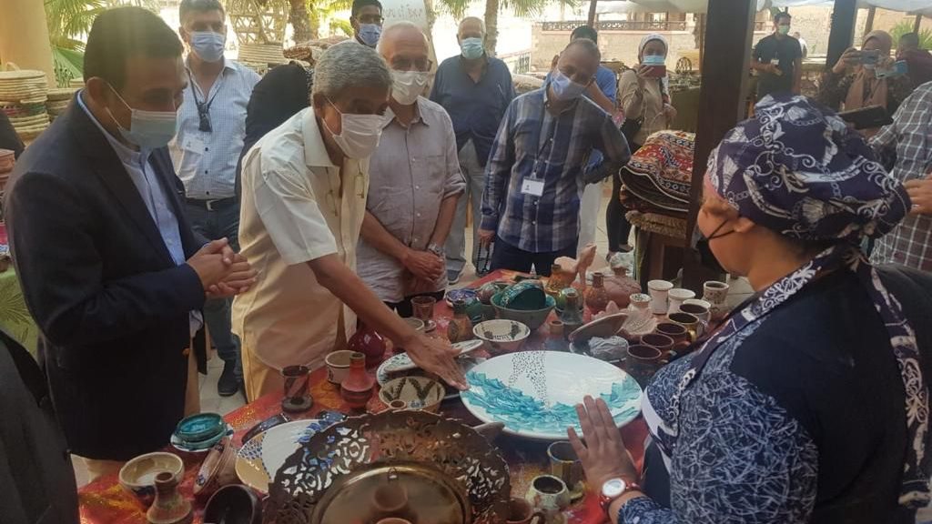 نائب محافظ الفيوم يتفقد  معرض الحرف اليدوية
