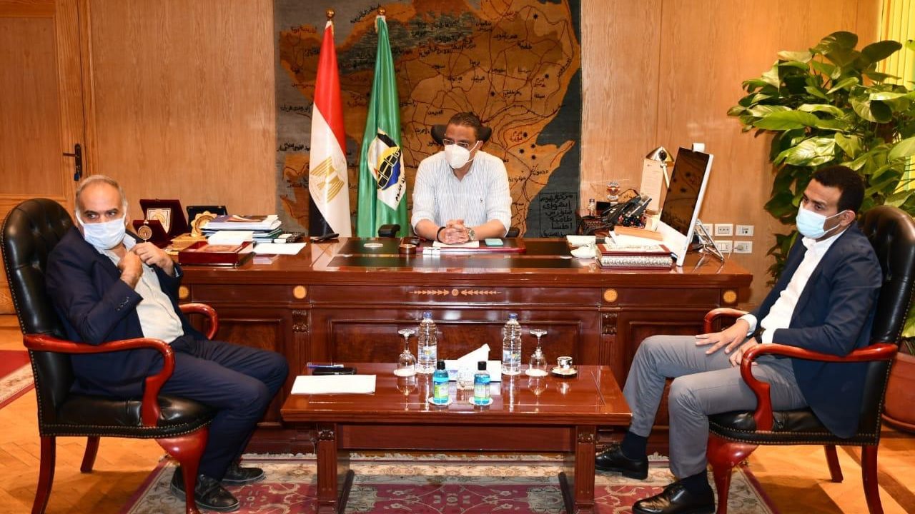 محافظ الفيوم أثناء الاجتماع
