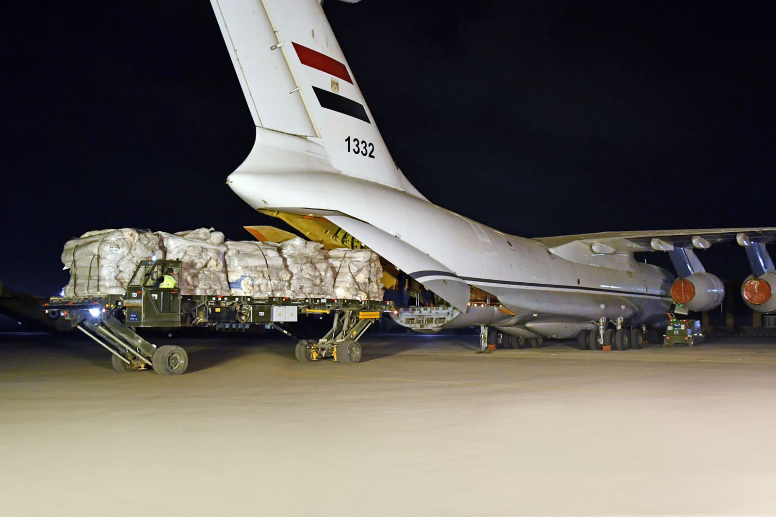 طائرتين مصريتين محملتين بمساعدات إنسانية إلى السودان