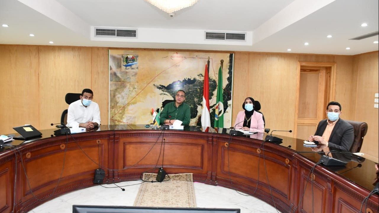 محافظ الفيوم أثناء اجتماع لجنة متابعة موقف كورونا