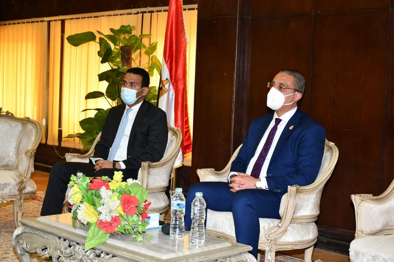 محافظ الفيوم ونائبة أثناء لقاء متطوعى حياة كريمة
