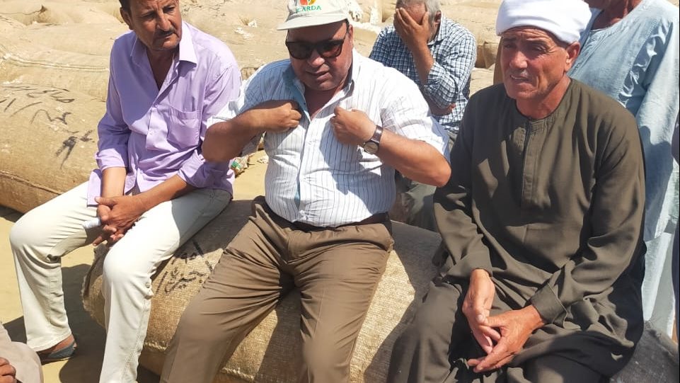 وكيل وزارة الزراعة بالفيوم مع المزارعين
