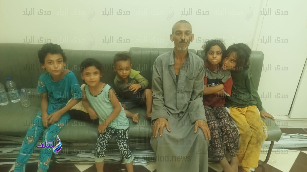 الاب وأطفاله ابطال واقعة التعذيب بسلاسل حديدية 