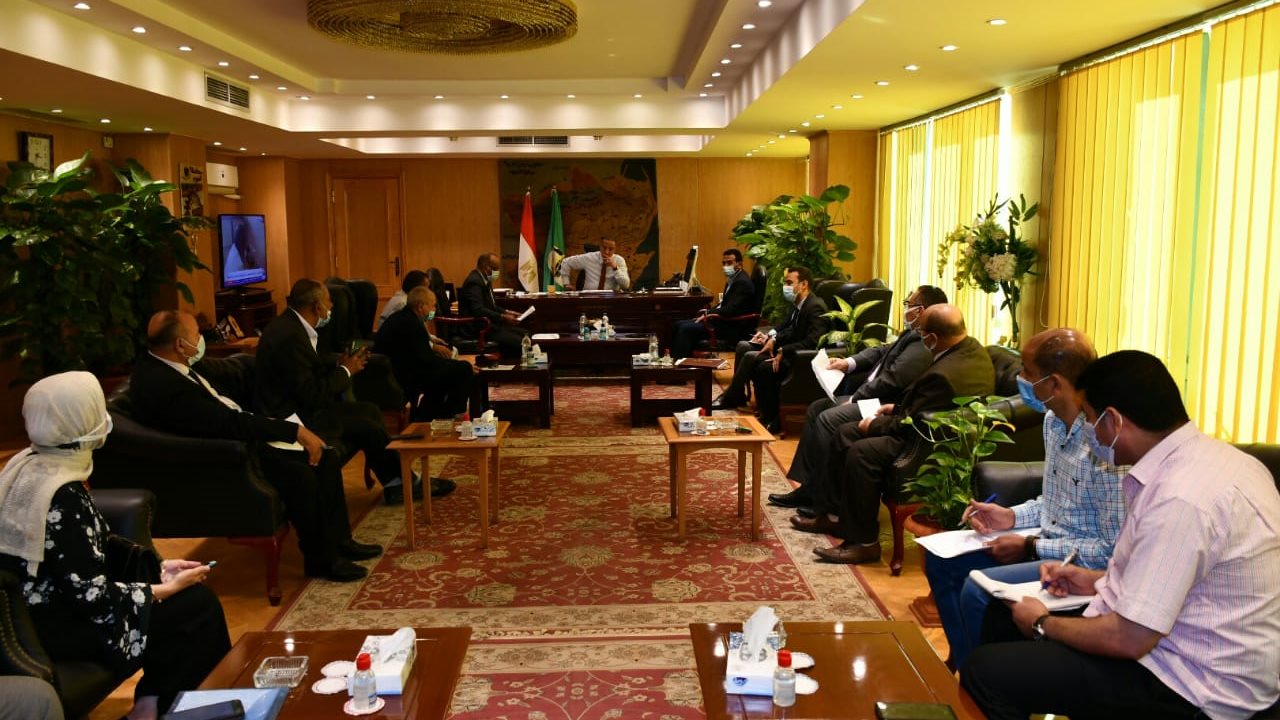 محافظ الفيوم  أثناء اللقاء