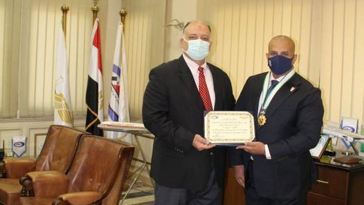 رئيس الشركة القابضة للمطارات يكرم الكابتن عمرو سعد