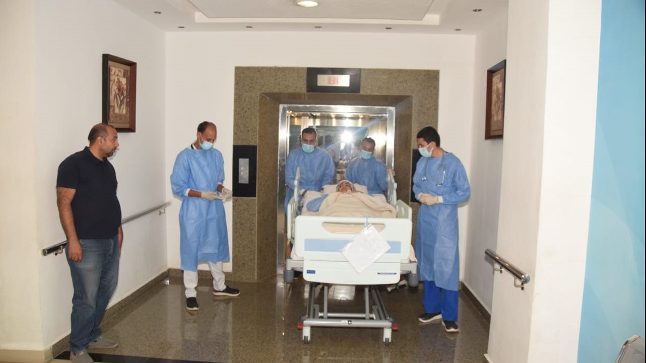 مجمع الجلاء الطبى يستقبل  الطالبة منه الله هشام