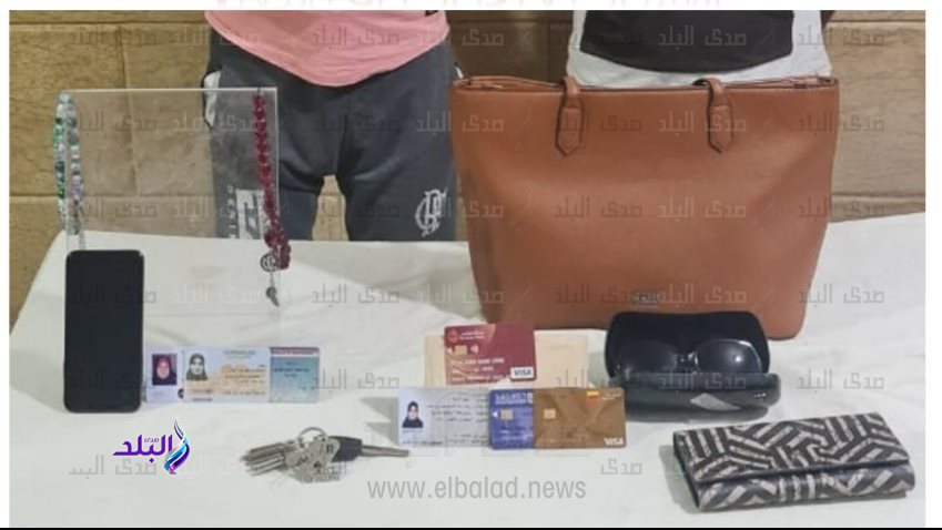 المتهمان وامامهما المسروقات