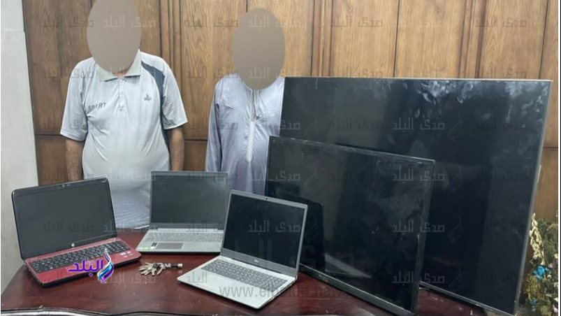 المتهمان وامامهما المسروقات