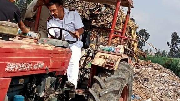 ضبط جرار زراعى يلقى نفايات ومخلفات بشوارع السنطة 