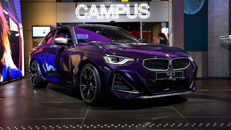 بلون ارجواني انيق .. بي ام دابليو تكشف الستار عن M240i كوبيه