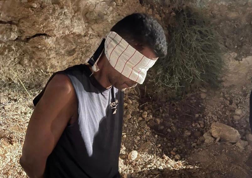 أحد الأسرى بعد اعتقاله