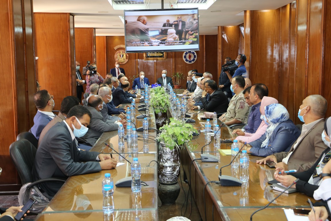 اجتماع محافظ السويس  