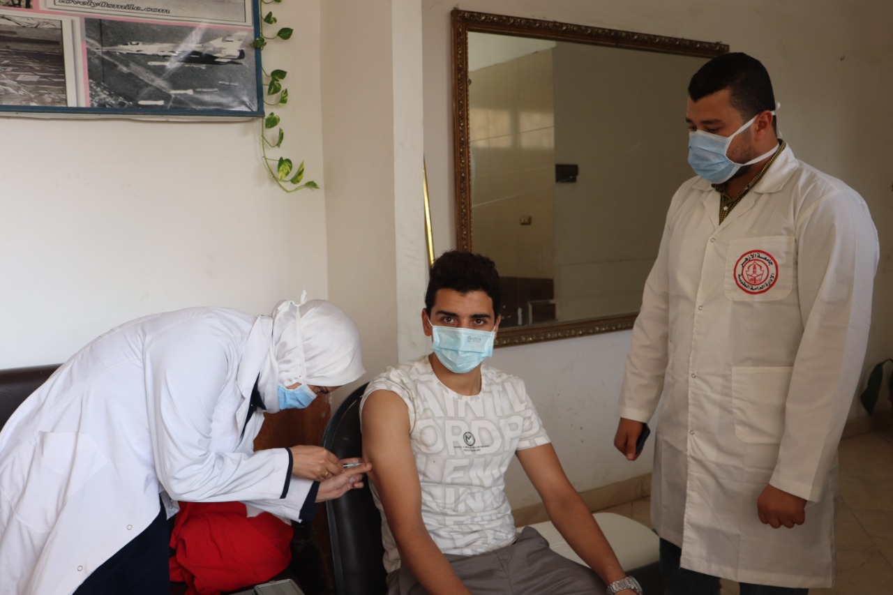 رئيس جامعة الأزهر يتفقد نقاط التطعيم 