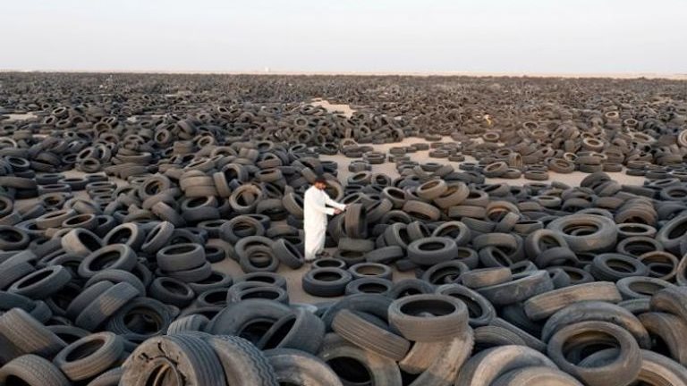اكبر مقابر إطارات السيارات المستعملة في العالم