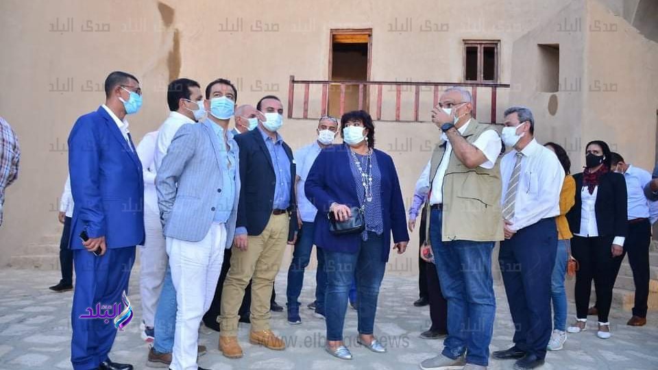 وزيرة الثقافة تتفقد قرية حسن فتحى