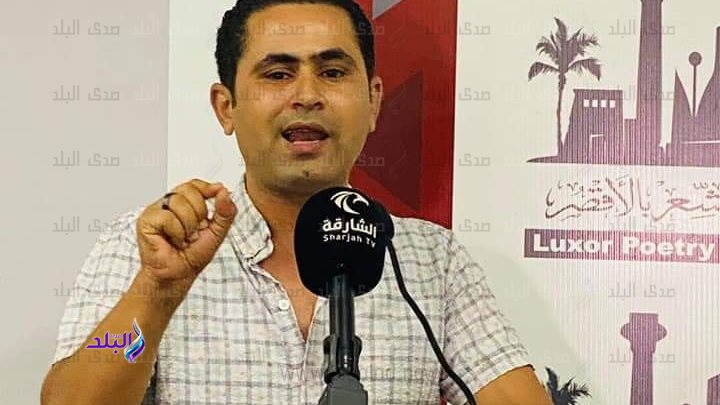 ثلاثة أصوات شعرية ينشدون  على منصة بيت الشعر بالأقصر 