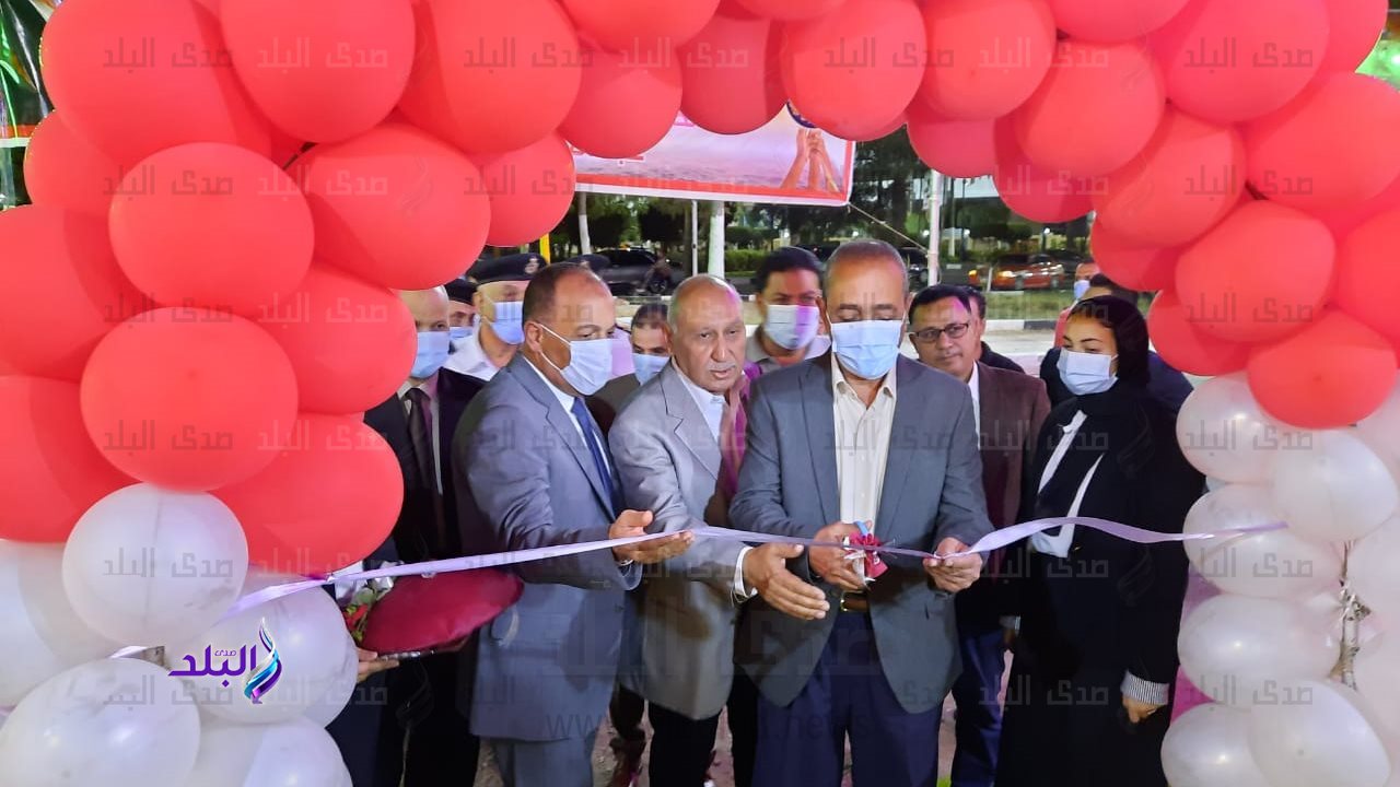محافظ الإسماعيلية خلال افتتاح المعرض 