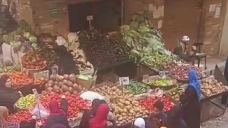 صاحب المحل يحتل الشارعين 