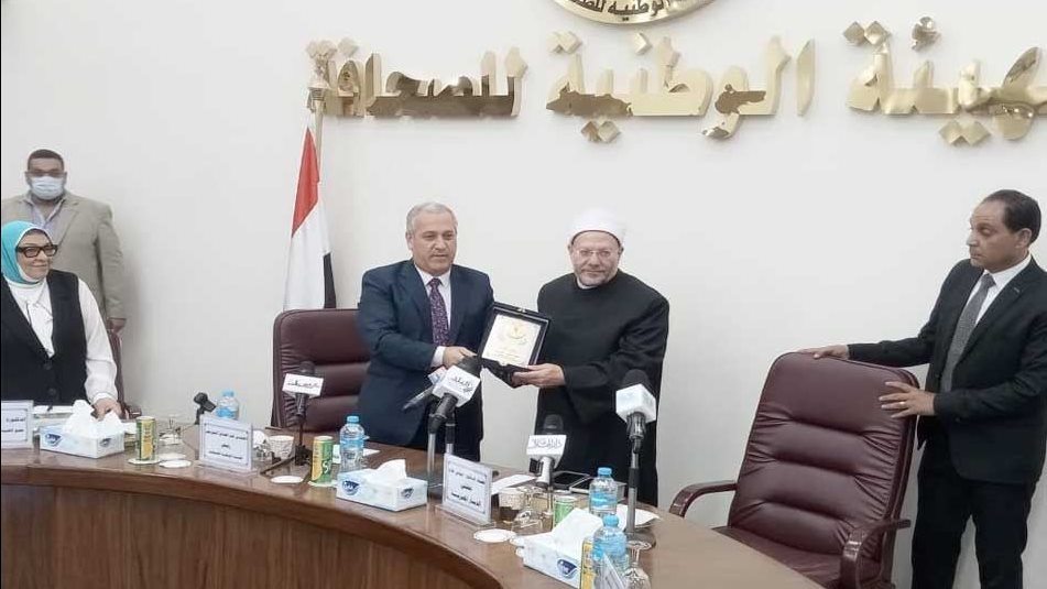 مفتي الجمهورية خلال اهدائه درع الصحافة 