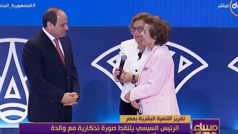 راندا أبو الحسن ووالدتها مع الرئيس السيسي 