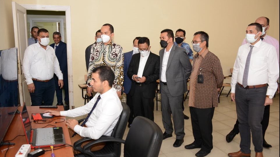 الوفد الإندونيسي خلال الزيارة 