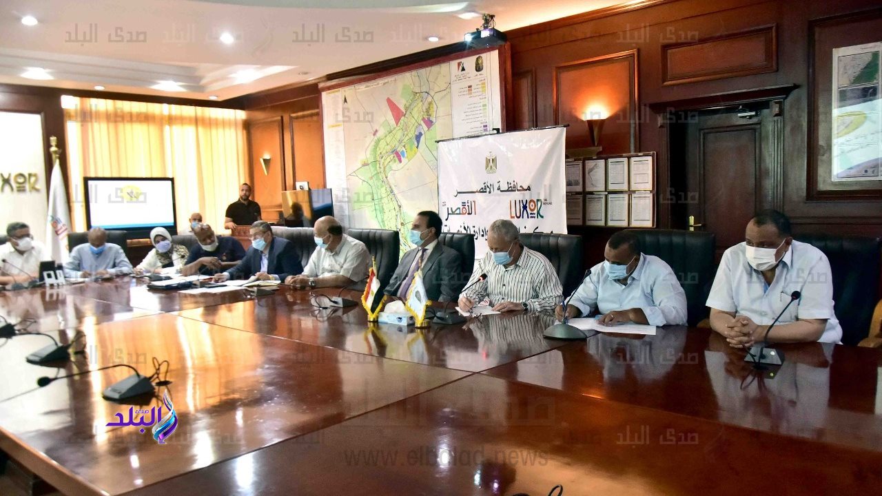 محافظ الأقصر يبحث معدلات تنفيذ مشروعات حياة كريمة