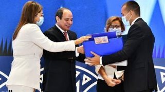 الرئيس السيسي يتسلم تقرير التنمية البشرية 2021