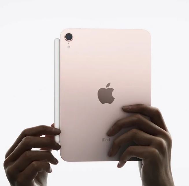 جهاز iPad Mini باللون الوردي 