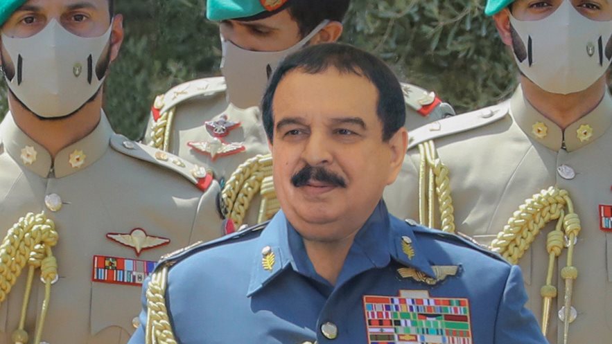 العاهل البحريني بالزي العسكري 