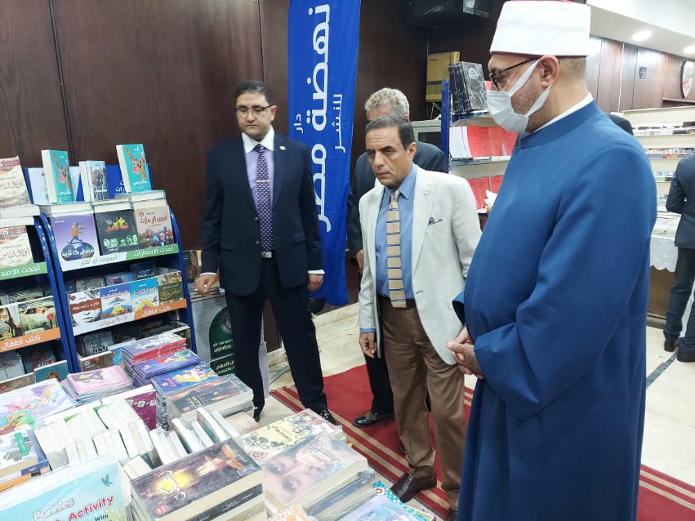 نظير عياد يتفقد جناح الأزهر بمعرض الكتاب