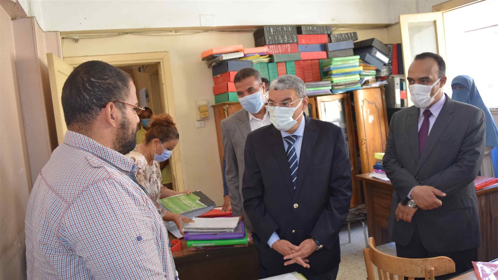 محافظ المنيا ونائبه يزورون قسم التراخيص