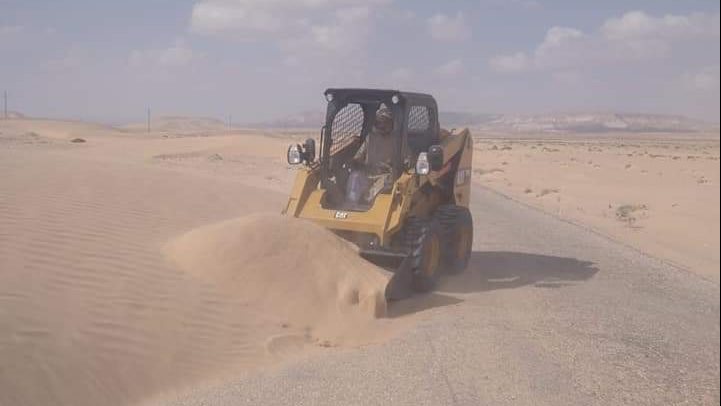 معدات لرفع الرمال المتراكمة علي الطرق بسيناء